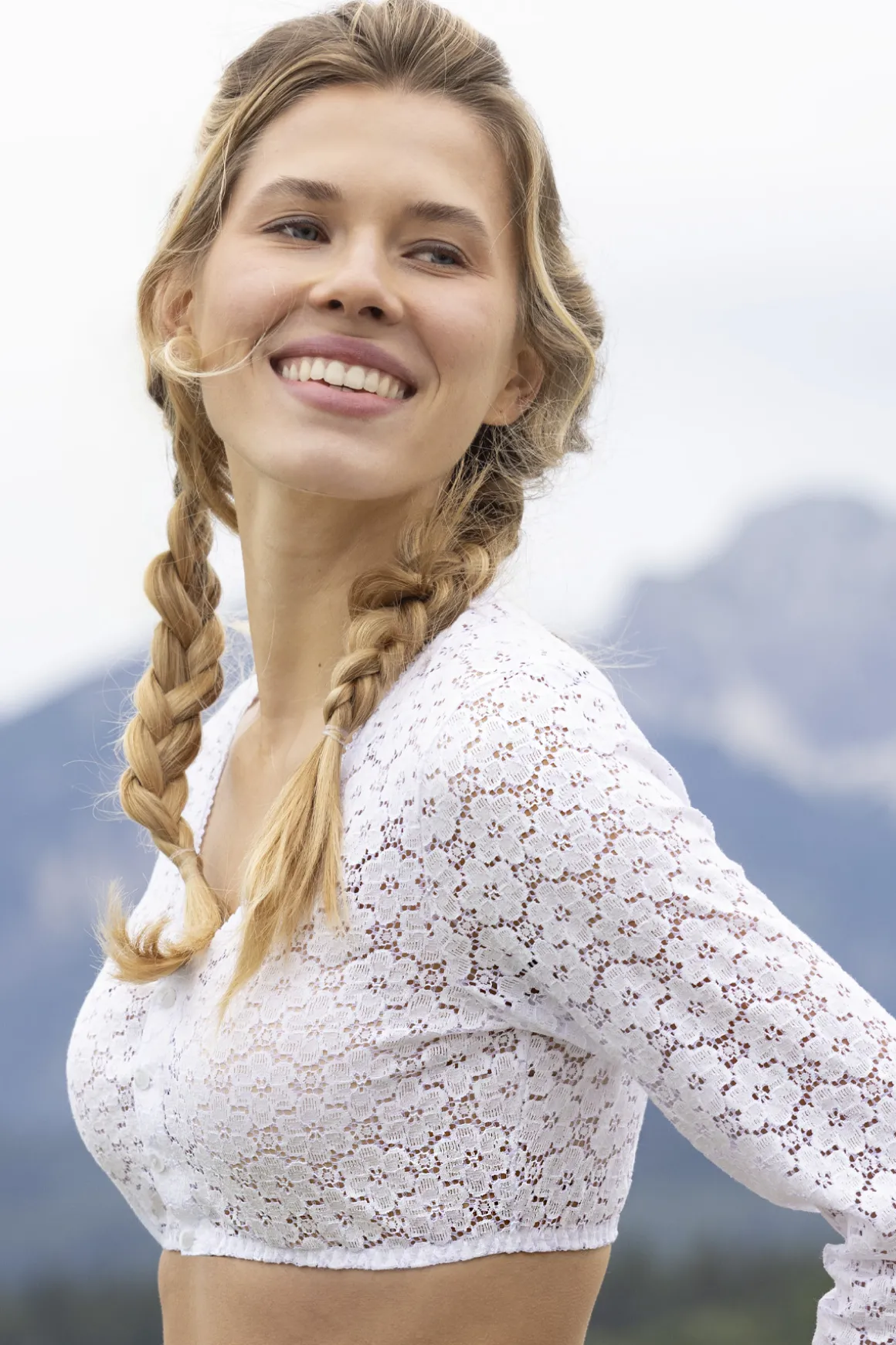 dirndlbluse_sabine__arm_1.webp Dirndl-Bluse Sabine, 3/4 Arm