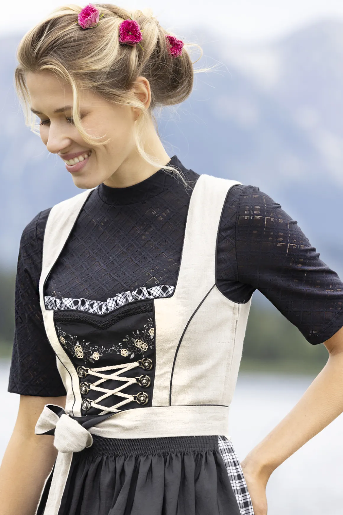 dirndlbluse_selina_halbar_0.webp Dirndl-Bluse Selina, halbarm